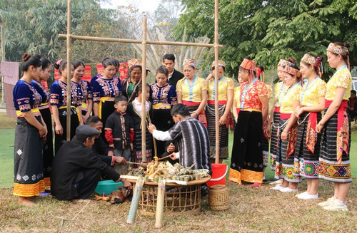 Tết Gơ rơ của dân tộc Khơ Mú ở huyện Tương Dương, tỉnh Nghệ An diễn ra vào dịp cuối năm (Ảnh: Làng Văn hóa - Du lịch các dân tộc Việt Nam) Tết Gơ rơ của dân tộc Khơ Mú ở huyện Tương Dương, tỉnh Nghệ An diễn ra vào dịp cuối năm (Ảnh: Làng Văn hóa - Du lịch các dân tộc Việt Nam)