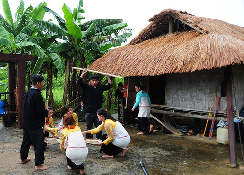 Múa giã gạo mừng nhà mới trong Lễ vào nhà mới của một gia đình người Mảng (Ảnh: Làng Văn hóa - Du lịch các dân tộc Việt Nam)