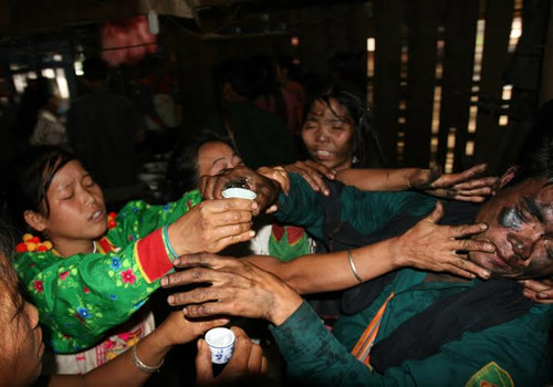 Trong đám cưới người Mảng, bà con bôi nhọ nồi, bùn vào nhau để cầu may mắn. (Ảnh: Báo Lai Châu)