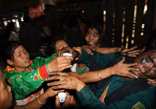 Trong đám cưới người Mảng, bà con bôi nhọ nồi, bùn vào nhau để cầu may mắn. (Ảnh: Báo Lai Châu)