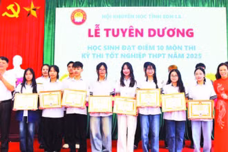 Hội Khuyến học tỉnh Sơn La trao giấy khen tặng các học sinh tiêu biểu. (Ảnh HOÀNG GIANG)