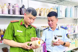 Lực lượng Quản lý thị trường tỉnh Cao Bằng tăng cường phối hợp, nâng cao hiệu quả đấu tranh, ngăn chặn hàng giả, hàng kém chất lượng, hàng nhập lậu, không rõ nguồn gốc xuất xứ.
