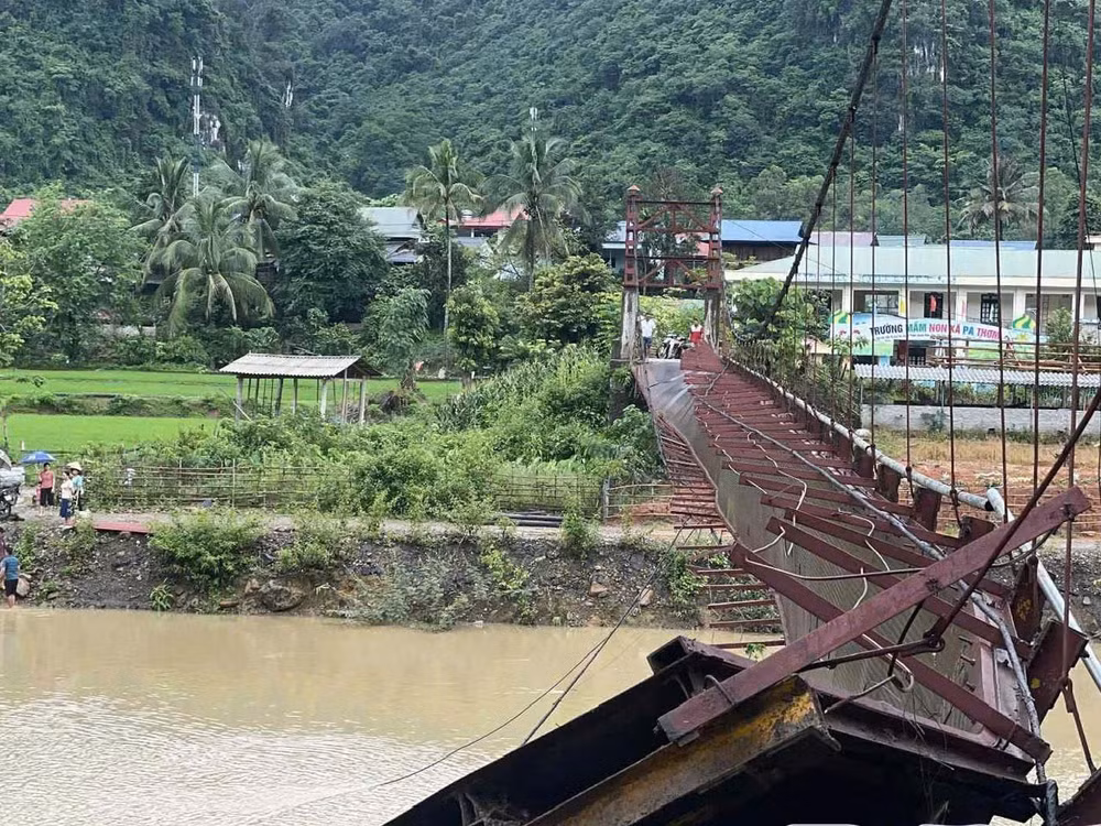Hiện trạng cầu treo vào bản Púng Bon bị đổ sập. (Ảnh: CTV)