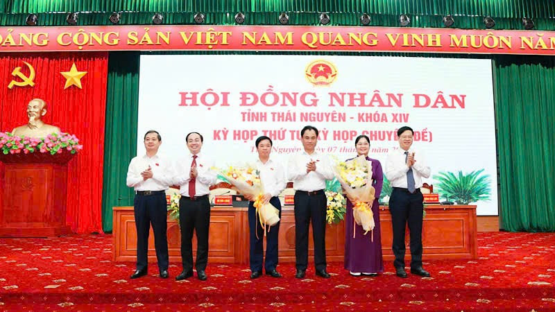 Các đồng chí Thường trực Tỉnh ủy tặng hoa chúc mừng đồng chí Bùi Văn Lương và đồng chí Hoàng Thu Trang.