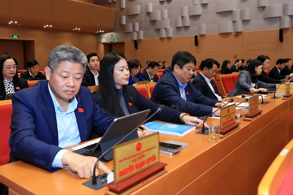 Các đại biểu Hội đồng nhân dân thành phố Hà Nội bấm nút biểu quyết thông qua Nghị quyết tại kỳ họp thứ 29.