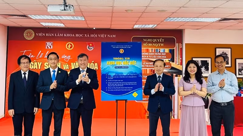 Các đại biểu thực hiện nghi thức ra mắt ấn phẩm "Thông tin khoa học đặc biệt phục vụ lãnh đạo". 