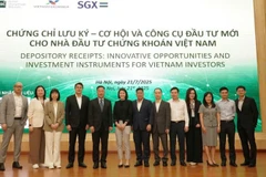 Các đại biểu chụp ảnh lưu niệm tại hội thảo.