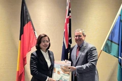 Bà Vũ Thị Chân Phương và ông Joseph Longo, Chủ tịch Ủy ban Chứng khoán và Đầu tư Australia. 