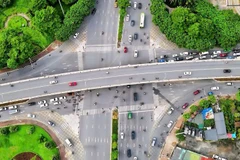 Trong giai đoạn thí điểm, ô-tô bị cấm quay đầu tại ngã ba chân cầu vượt Cổ Linh giao với ngõ 64 Cổ Linh theo hướng Cổ Linh-cầu Chương Dương. (Ảnh: LÊ KHÁNH)