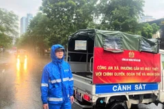 Nhiều tuyến đường bị ngập đã được các đơn vị bố trí người trực, hướng dẫn các phương tiện lưu thông.