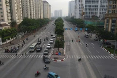 Phân luồng từ xa trên tuyến Võ Chí Công (đoạn từ nút giao Võ Chí Công-Nguyễn Hoàng Tôn đến đường dẫn cầu Nhật Tân) để tránh ùn tắc.
