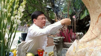 Lãnh đạo tỉnh Thanh Hóa dâng hương tưởng niệm liệt sĩ.