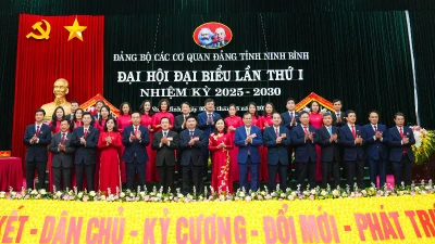 Các đồng chí Thường trực Tỉnh ủy chúc mừng Ban Chấp hành Đảng bộ các cơ quan Đảng tỉnh Ninh Bình nhiệm kỳ 2025-2030.