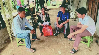 Lãnh đạo xã người dân tộc thiểu số bám địa bàn, thường xuyên tuyên truyền người dân trong xã thực hiện tốt chính sách, pháp luật của Nhà nước. (Ảnh baolaichau.vn)
