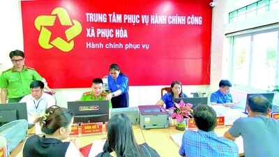 Cán bộ Trung tâm Phục vụ hành chính công xã Phục Hòa, tỉnh Cao Bằng hỗ trợ người dân thực hiện thủ tục hành chính. (Ảnh: TUYẾT TRINH)