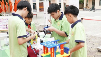 Học sinh Trường trung học cơ sở Hoàng Văn Thụ, phường Lương Văn Tri, tỉnh Lạng Sơn say mê nghiên cứu mô hình rô-bốt.