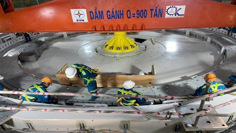 Các cán bộ, kỹ sư LILAMA 10 căn chỉnh việc lắp đặt rotor tổ máy 2. (Ảnh: VIỆT CƯỜNG) hb.jpg