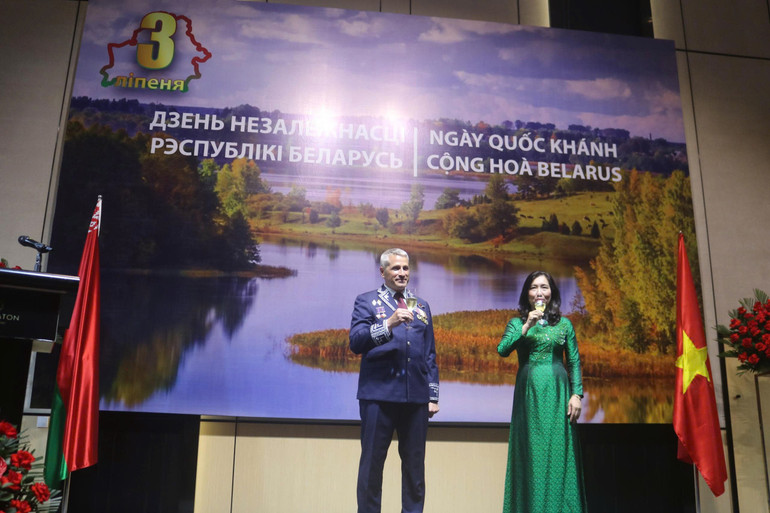 Các đại biểu nâng cốc chúc mừng Quốc khánh Belarus. z6745652574128-b2d6da389b770e5577f124775ea8b750.jpg