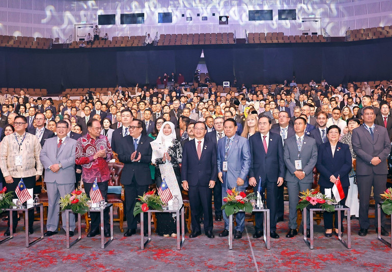 vna-potal-chu-tich-quoc-hoi-tran-thanh-man-du-le-khai-mac-dai-hoi-dong-aipa-46-8282269.jpg