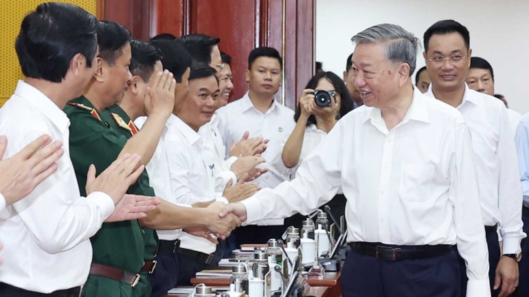 Tổng Bí thư Tô Lâm và các đại biểu. (Ảnh: Thống Nhất/TTXVN) vna-potal-tong-bi-thu-to-lam-lam-viec-voi-ban-thuong-vu-tinh-uy-quang-binh-va-ban-thuong-vu-tinh-uy-quang-tri-8112028-5039.jpg