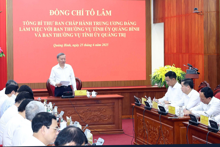 Tổng Bí thư Tô Lâm chủ trì buổi làm việc. (Ảnh: Thống Nhất/TTXVN) vna-potal-tong-bi-thu-to-lam-lam-viec-voi-ban-thuong-vu-tinh-uy-quang-binh-va-ban-thuong-vu-tinh-uy-quang-tri-8112018-1.jpg