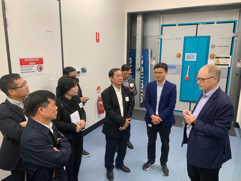 Uma delegação de líderes e gestores de departamentos centrais e locais, ministérios e filiais visitou o UTS TechLab. b9.jpg