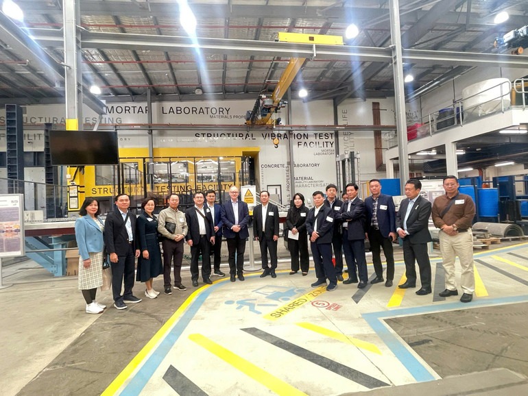 Uma delegação de líderes e gestores de departamentos centrais e locais, ministérios e filiais visitou o UTS TechLab. b7.jpg