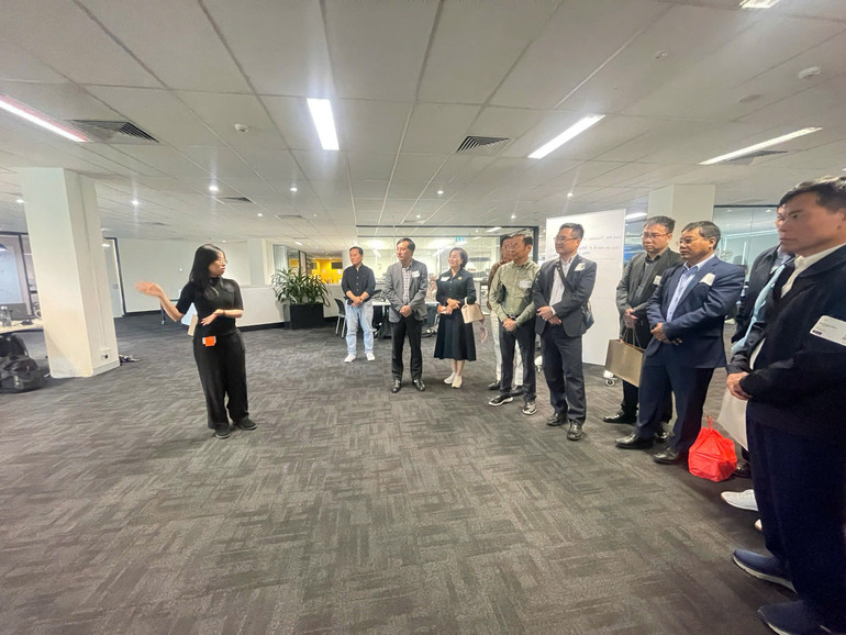 Jamine Hoang, estudante de Engenharia de Software na UTS, compartilhou com a delegação informações sobre as atividades de estágio para estudantes no TechLab. b5.jpg