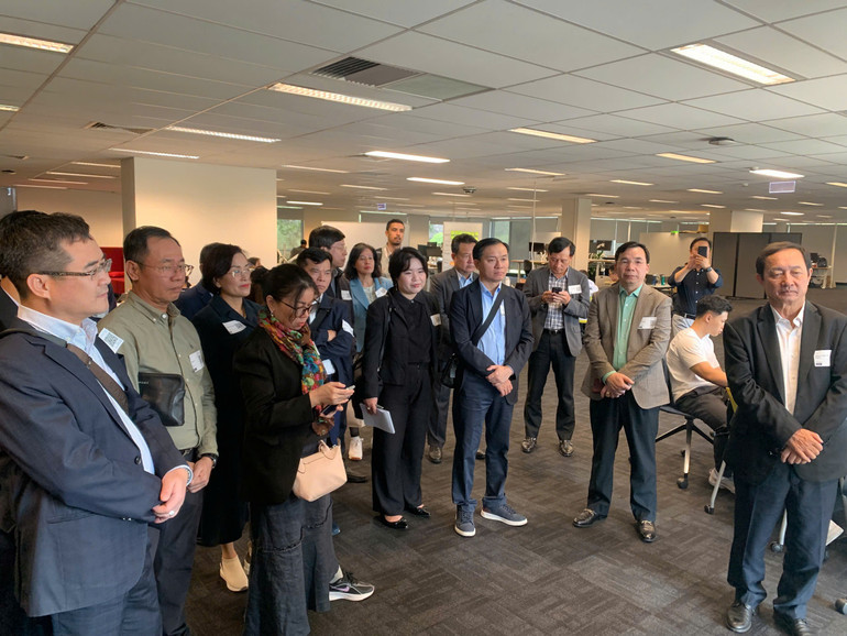 Uma delegação de líderes e gestores de departamentos centrais e locais, ministérios e filiais visitou o UTS TechLab. b8.jpg