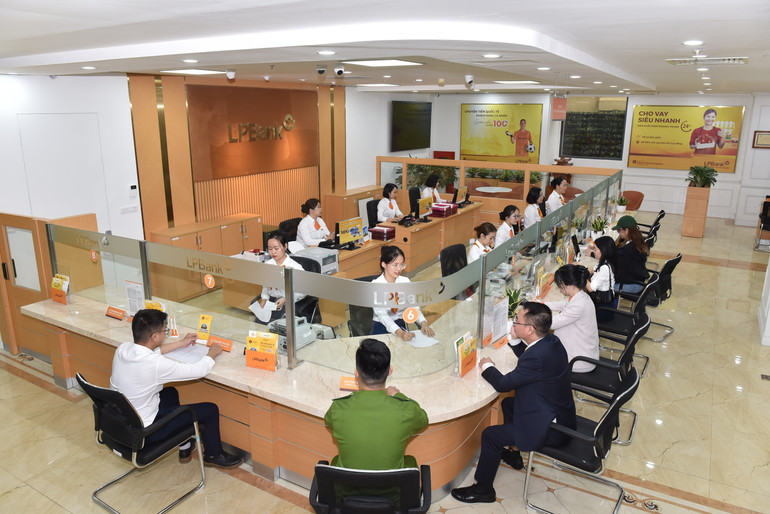Khách hàng giao dịch tại chi nhánh Ngân hàng LPBank. (Ảnh: THẾ ĐẠI) 1-bank-90.jpg