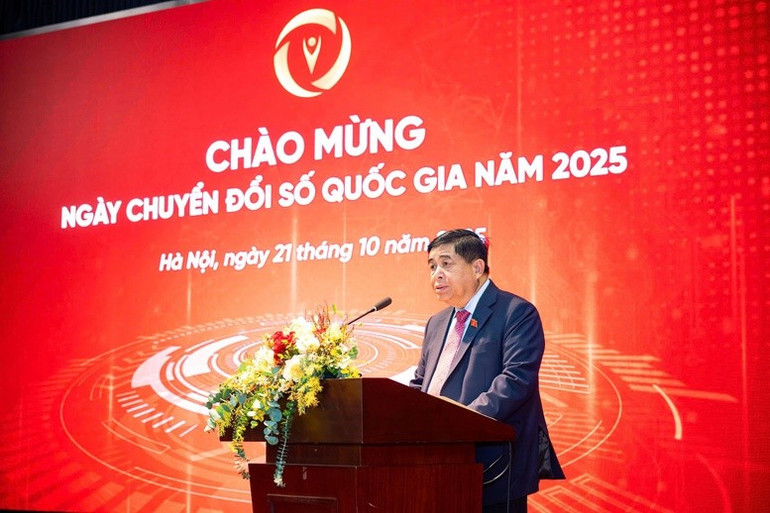 Viceprim-ministrul Nguyen Chi Dung a afirmat că Vietnamul susține în mod constant că „promovarea științei și tehnologiei, inovației și transformării digitale este cheia de aur pentru noua perioadă”. Aceasta este o alegere strategică și, în același timp, o „comandă” de dezvoltare a vremurilor. (Foto: VGP/Thu Sa) phat-bieu-17610274819511318264733.jpg