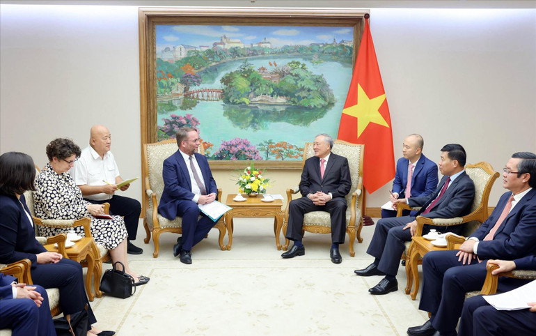 Viceprim-ministrul permanent Nguyen Hoa Binh l-a primit pe ministrul Științei, Cercetării, Artelor și Culturii al statului Hessen (Republica Federală Germania), Timon Gremmels. (Foto: Pham Kien/VNA) nhb.jpg