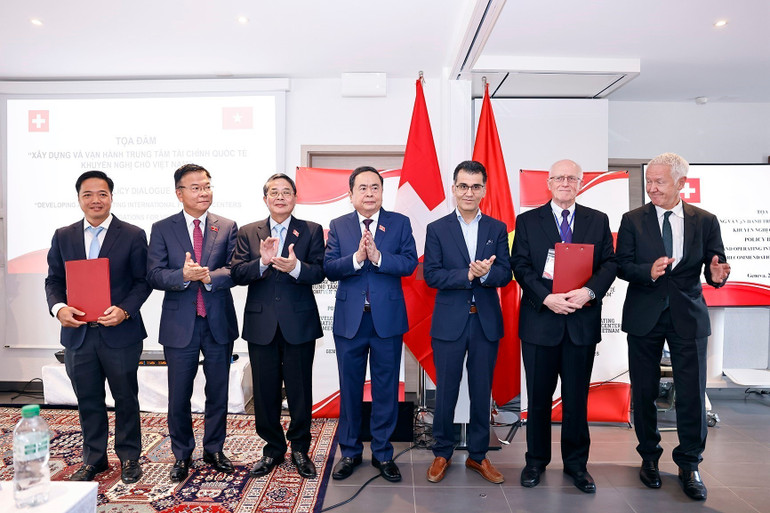 Chủ tịch Quốc hội Trần Thanh Mẫn chứng kiến Lễ trao biên bản ghi nhớ về hợp tác phát triển trung tâm tài chính quốc tế giữa Cục Đầu tư nước ngoài (Bộ Tài chính Việt Nam) và Hiệp hội Công nghệ tài chính Thụy Sĩ (Fintech Thụy Sĩ). (Ảnh: Doãn Tấn/TTXVN) vna-potal-chu-tich-quoc-hoi-du-toa-dam-xay-dung-va-van-hanh-trung-tam-tai-chinh-quoc-te-va-khuyen-nghi-cho-viet-nam-8176539.jpg