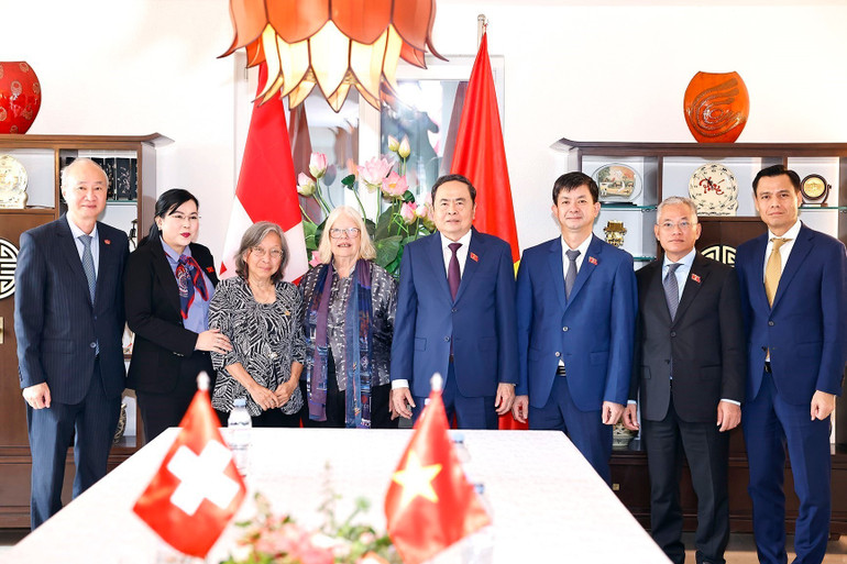Chủ tịch Quốc hội Trần Thanh Mẫn và Chủ tịch Hội hữu nghị Thụy Sĩ-Việt Nam Anjuska Marija Weil chụp ảnh chung với các đại biểu. (Ảnh: Doãn Tấn/TTXVN) vna-potal-chu-tich-quoc-hoi-tran-thanh-man-tiep-chu-tich-hoi-huu-nghi-thuy-si-viet-nam-8176630.jpg