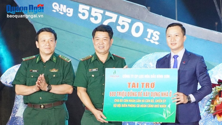 Lãnh đạo Công ty cổ phần Lọc hóa dầu Bình Sơn trao tặng kinh phí xây dựng 10 ngôi nhà. bsr-4-4168.jpg