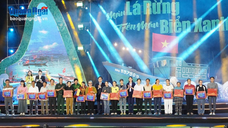 Ban tổ chức trao tặng quà cho học sinh và người dân. bsr-3-1-9879.jpg