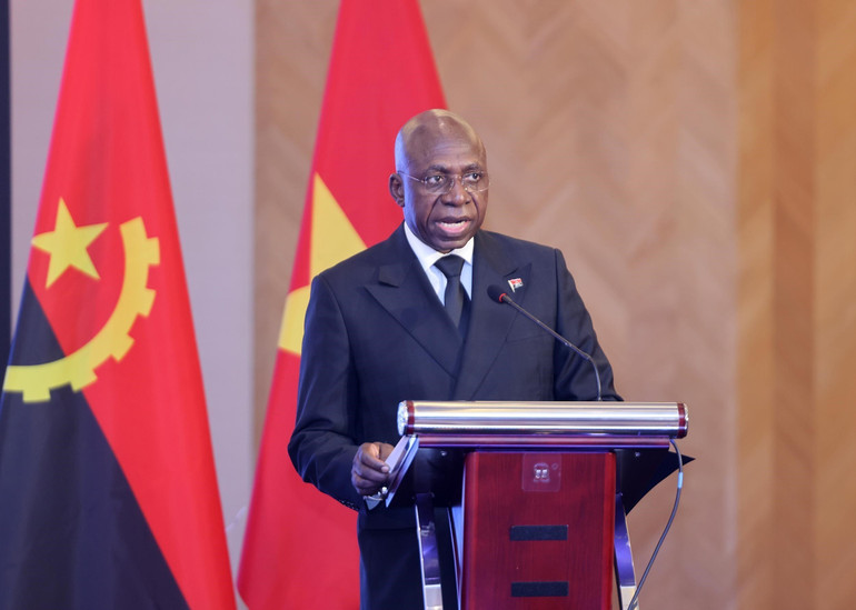 Bộ trưởng Bộ Ngoại giao Angola Téte António phát biểu chúc mừng kỷ niệm 50 năm thiết lập quan hệ ngoại giao Việt Nam-Angola. (Ảnh: TTXVN) vna-potal-chu-tich-nuoc-du-le-ky-niem-50-nam-thiet-lap-quan-he-ngoai-giao-viet-nam-angola-8197212.jpg