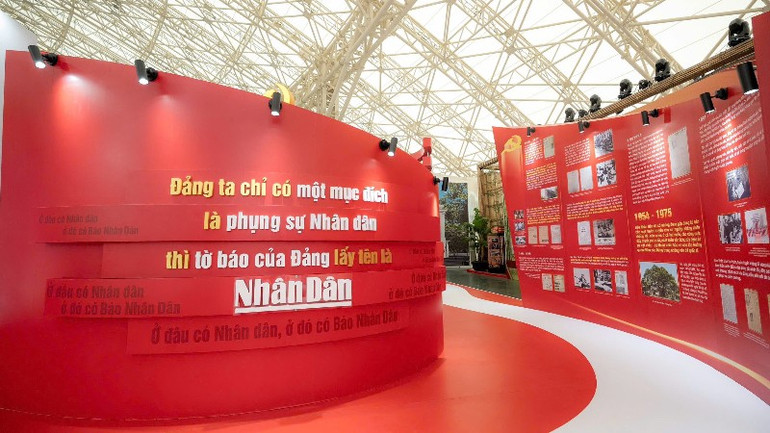 Gian trưng bày của Báo Nhân Dân được thiết kế công phu, sáng tạo, mang đậm tính chính luận và giàu chất văn hóa. anh-3-3549.jpg