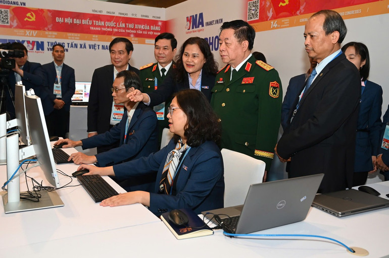 Đại tướng Nguyễn Trọng Nghĩa, Ủy viên Bộ Chính trị, Bí thư Trung ương Đảng thăm, động viên phóng viên tại Trung tâm Báo chí Đại hội XIV.