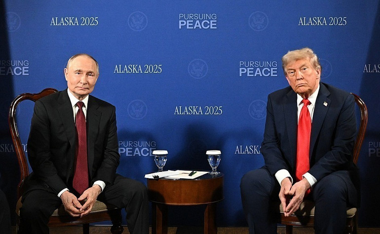 Tổng thống Liên bang Nga Vladimir Putin (trái) trong cuộc họp với Tổng thống Mỹ Donald Trump tại Căn cứ Elmendorf-Richardson ở Anchorage, bang Alaska (Mỹ) ngày 15/8/2025. (Ảnh: THX/TTXVN) Tổng thống Liên bang Nga Vladimir Putin (trái) trong cuộc họp với Tổng thống Mỹ Donald Trump tại Căn cứ Elmendorf-Richardson ở Anchorage, bang Alaska (Mỹ) ngày 15/8/2025. (Ảnh: THX/TTXVN)