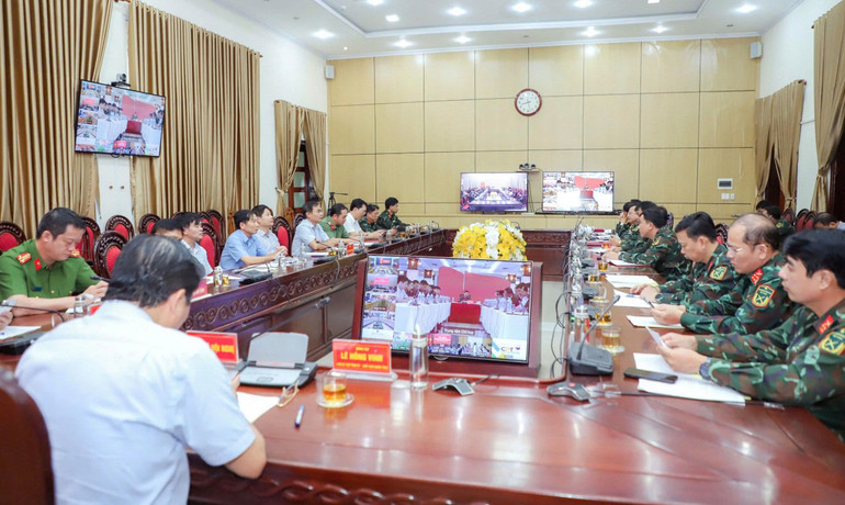 Cuộc họp trực tiếp kết hợp trực tuyến để đánh giá tình hình sau khi bão số 10 đổ bộ. 12.jpg