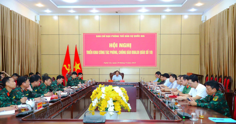 Phó Thủ tướng Chính phủ yêu cầu các địa phương rà soát các thiệt hại, nắm chắc tình hình các địa bàn và bố trí các lực lượng Quân đội, Công an và các lực lượng của địa phương để hỗ trợ người dân khắc phục hậu quả. 123.jpg