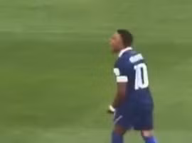 Mbappé bị thủ môn Paraguay ném bóng vào người sau khi trận đấu kết thúc