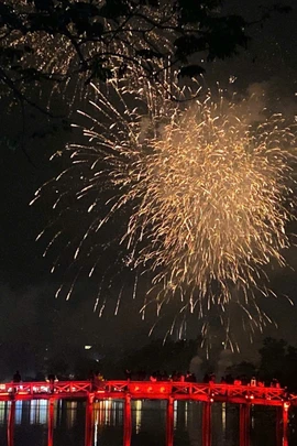 Màn pháo hoa chào đón Năm mới 2026 tại Hồ Hoàn Kiếm