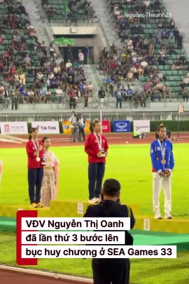 Khoảnh khắc Nguyễn Thị Oanh hát quốc ca khi nhận chiếc HCV thứ 15 ở SEA Games