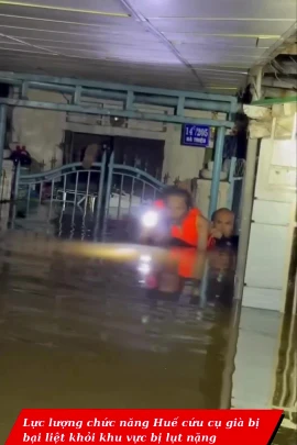 Lực lượng chức năng Huế cõng cụ già tàn tật khỏi vùng mưa lũ lớn