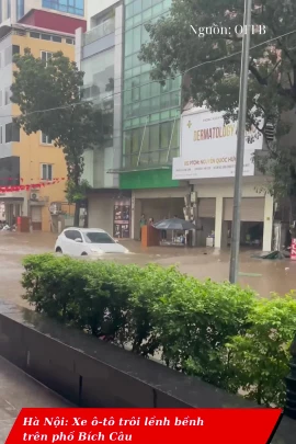 Xe ô-tô trôi lềnh bềnh trên đường phố Hà Nội do ngập sâu