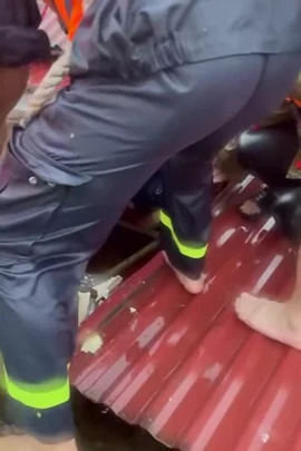 Video nghẹt thở giải cứu 2 người dân mắc kẹt do mưa lũ kỷ lục tại Thái Nguyên