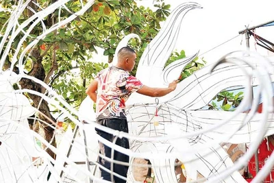 Khéo léo và cẩn trọng trong từng đường nét để tạo ra mô hình Trung thu hoàn chỉnh.