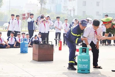 Cán bộ Phòng Cảnh sát phòng cháy, chữa cháy và cứu nạn, cứu hộ hướng dẫn học sinh cách xử lý đám cháy và thoát nạn.